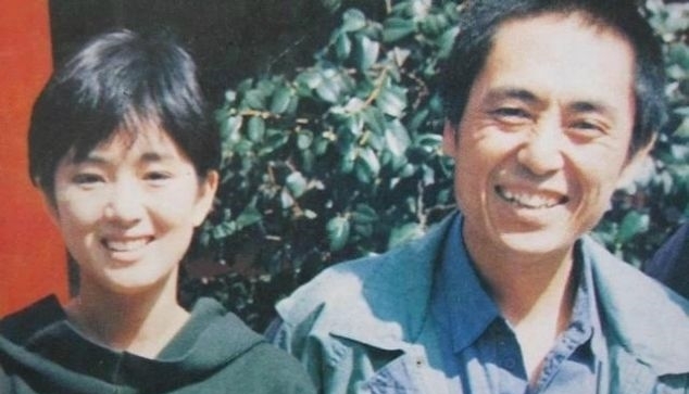  『巩俐』为了巩俐，张艺谋抛弃原配肖华，肖华现在过得怎么样了？