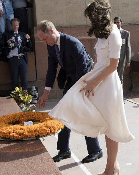 当凯特王妃的短裙遇上狂风，一边强装淡定，一边掩饰尴尬!