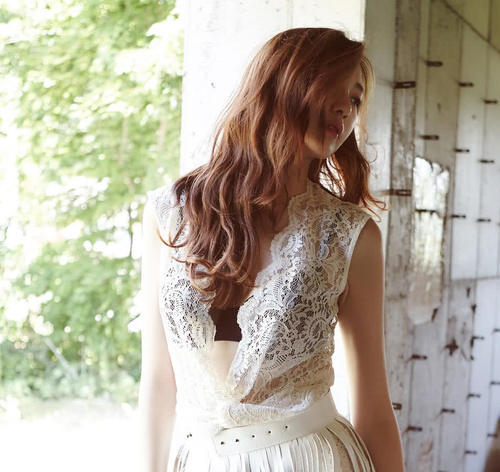 气质小姐姐蕾丝长裙大秀凹凸有致好身材，素面朝天更显精致