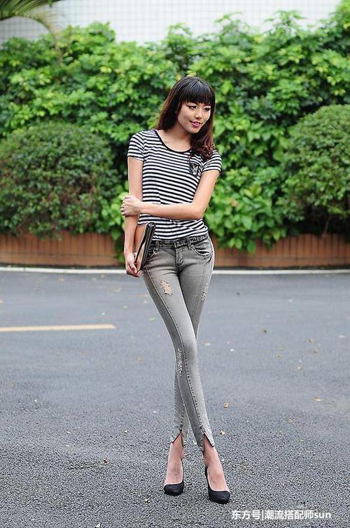 街拍：图1Gaga裤子亮了，“三角区”抢镜！图2穿秋裤出门？