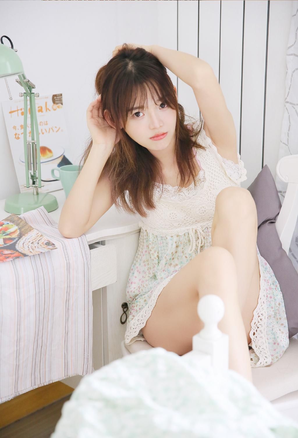 性感熟女床上美腿撩人极品写真图片