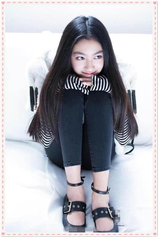 任达华13岁女儿出席时装周,大长腿堪比超模,网友直呼:基因强大