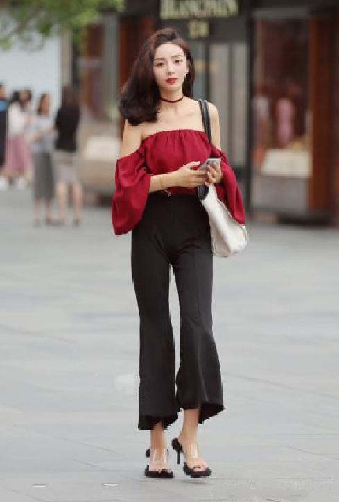 街拍：魅力四射的美女，一双性感热辣美腿撩人