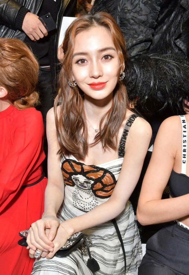 高清镜头下的杨颖，被吐槽脸部松垮皮肤差，可这脸上的痘痘更尴尬