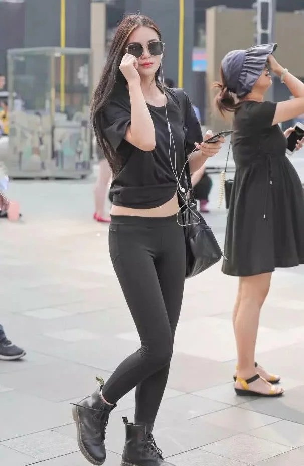 气质小姐姐紧身裤搭配露脐上衣曲线圆润，穿出婀娜多姿的休闲风