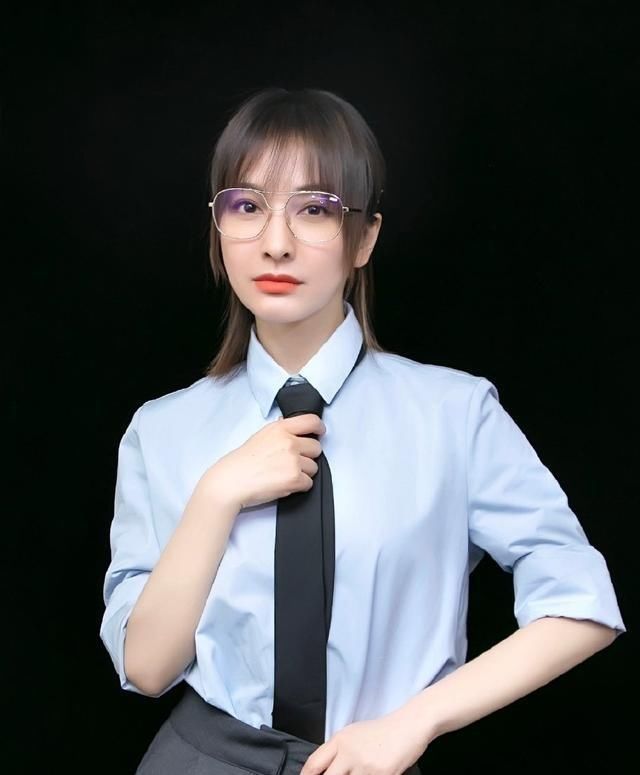 『潮范』37岁吴昕绿洲晒自拍玩混搭风,穿休闲西装配黑色发带潮范十足
