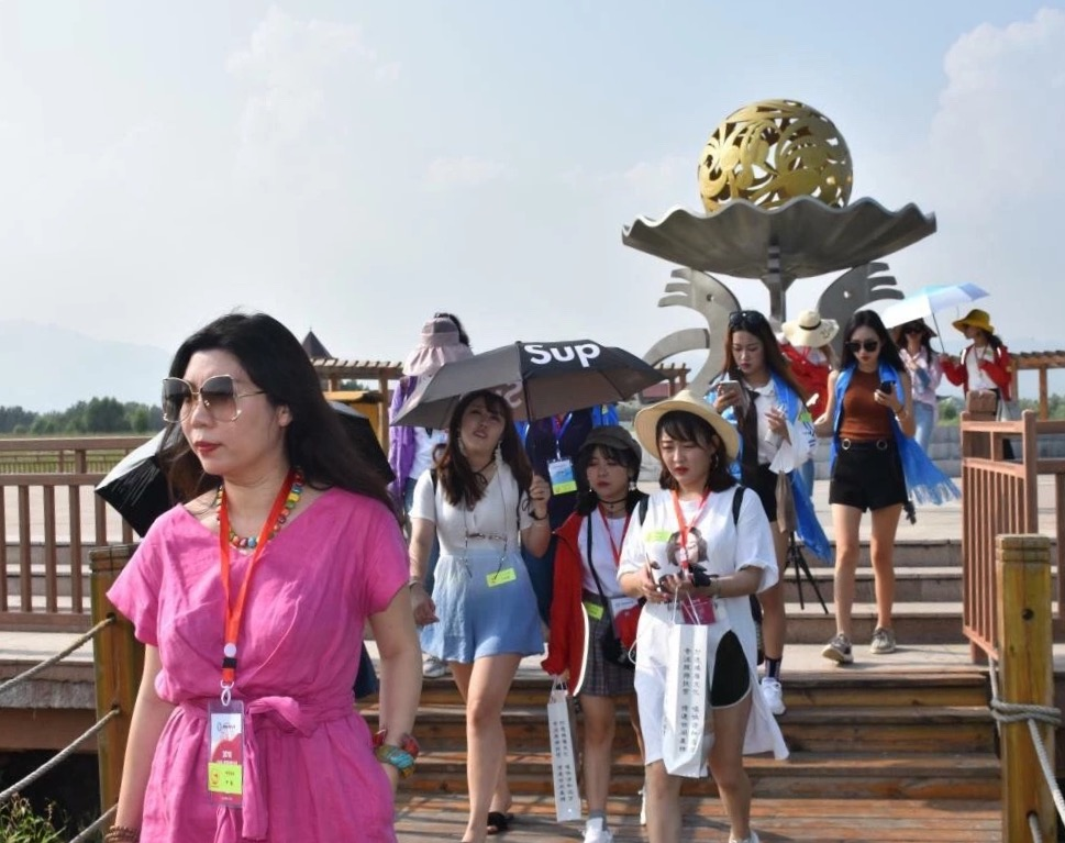 百名网络红人、网络大V齐聚岱海旅游度假区