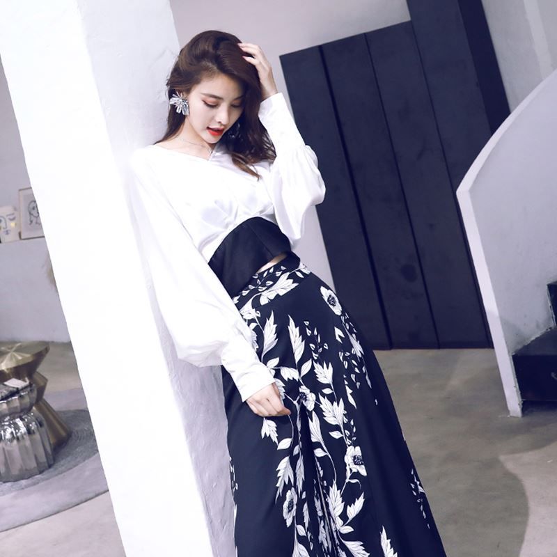 到了香港才知道风衣土掉渣了!今秋流行的是阔腿裤套装,高级减龄