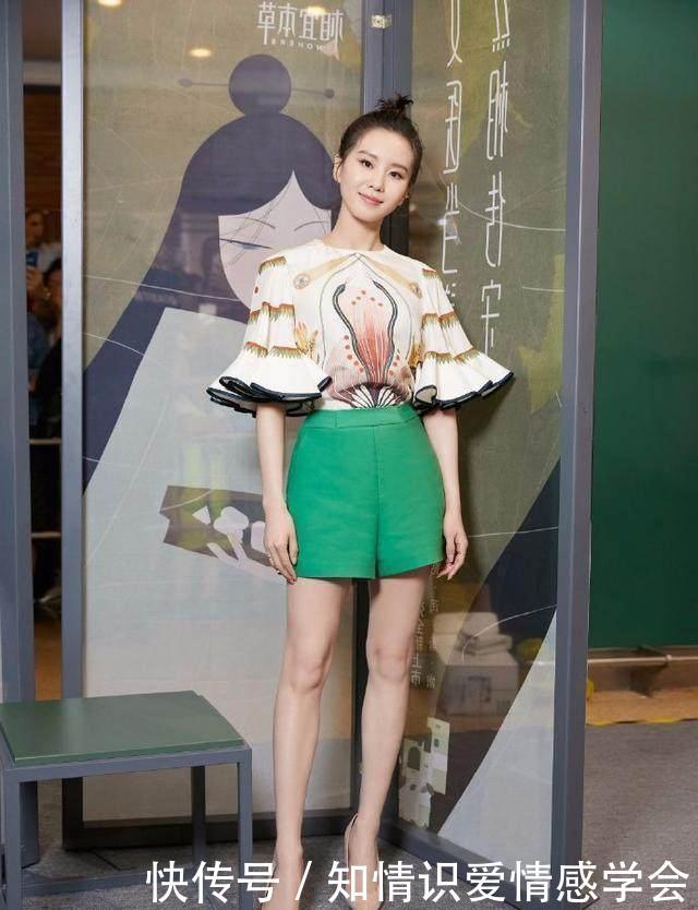 刘诗诗尴尬了！穿包臀裙还故意张开大腿 网友：四爷教你蹲马步？