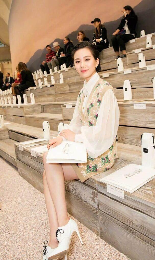 刘诗诗尴尬了！穿包臀裙还故意张开大腿 网友：四爷教你蹲马步？