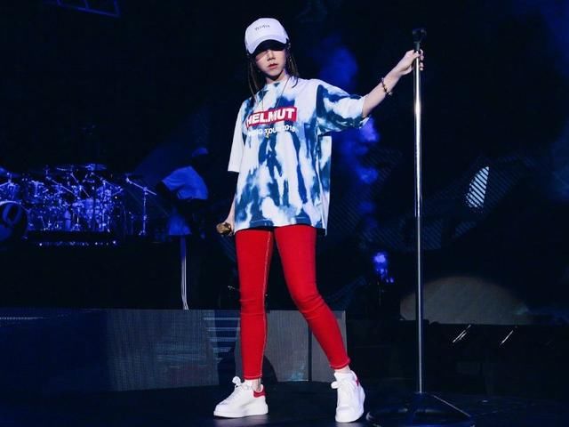 邓紫棋大红裤子裹身上,居然很时尚,网友:一部衣品进化史!