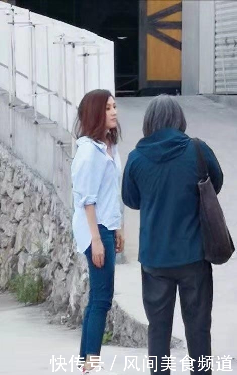 条蓝色■衬衫配紧身牛仔裤,模特身材不像孩子妈,49岁李嘉欣疑复出开工