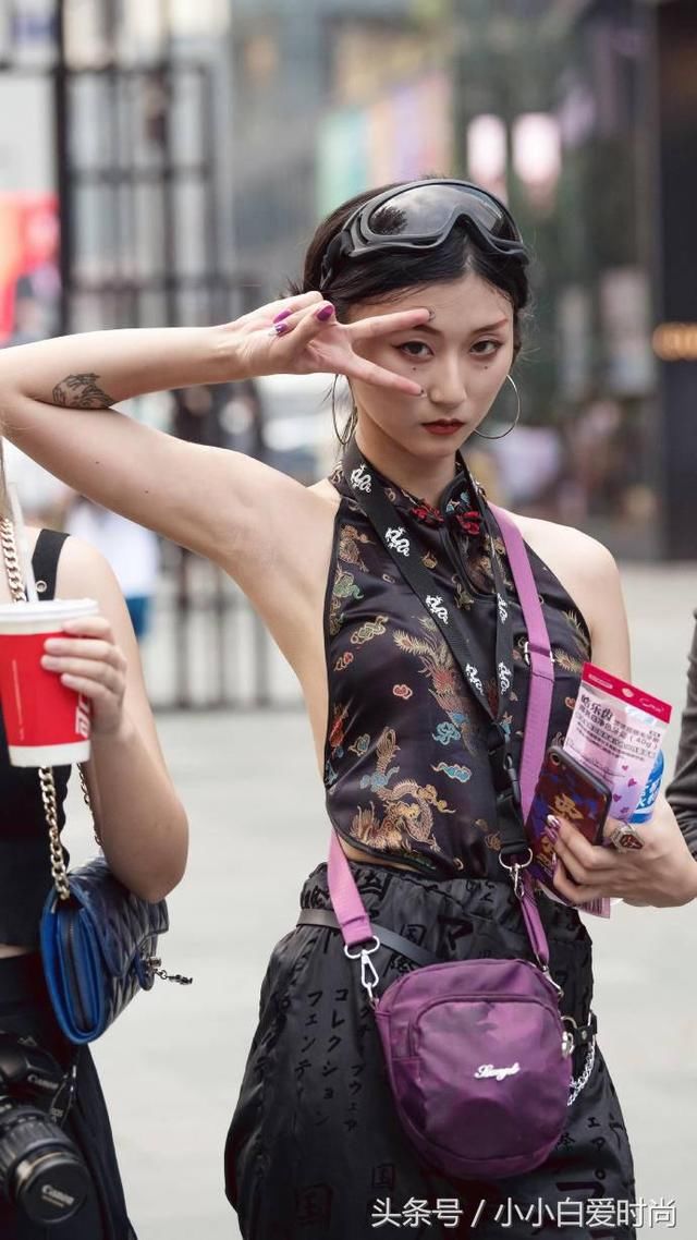 街拍：图一穿黑色紧身吊带，光头十分吸睛，如此的个性和性感！