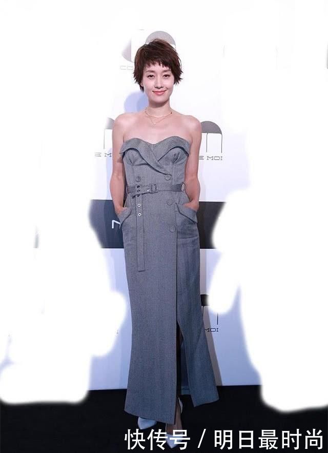 马伊琍一袭蓝色长裙现身，没整过的脸看着就是高级啊