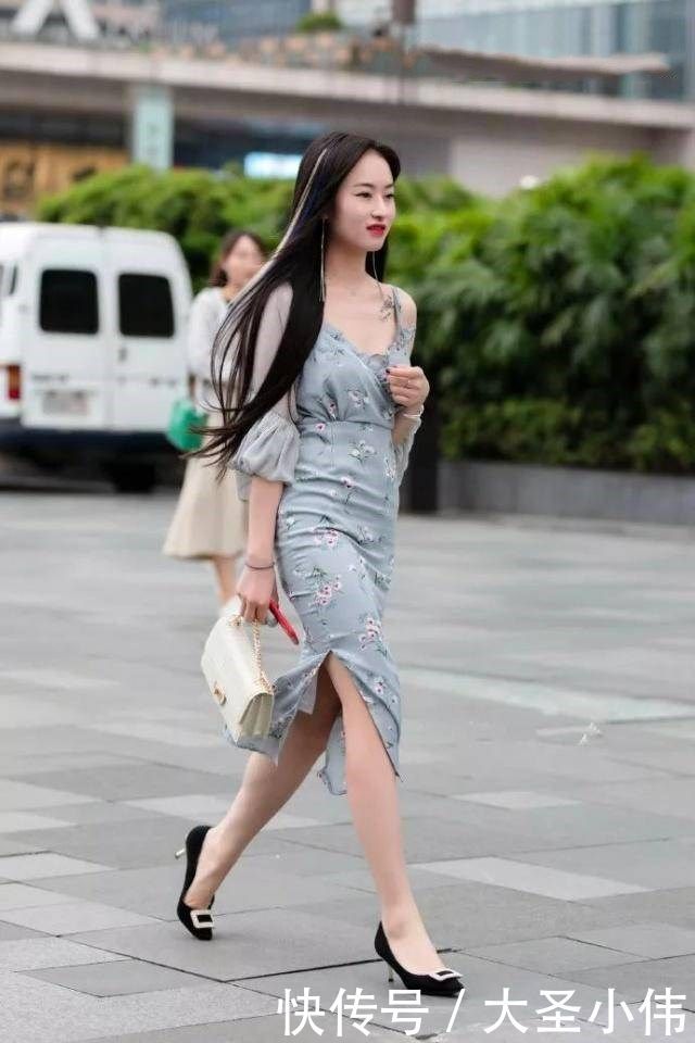 #气质#美女街拍:穿高跟鞋的女生,散发出青春时尚的气息