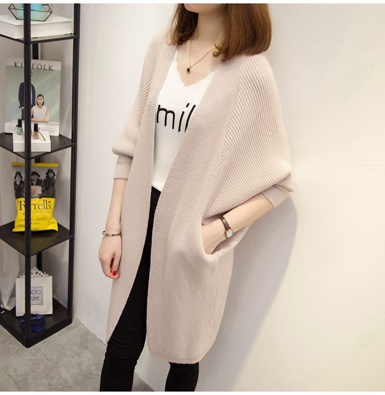 膝盖怕受凉的女人有福了，穿上这针织外套!保暖还美嫩