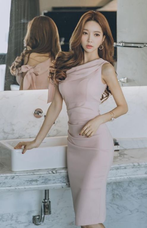 简约气质的紧身裙美女，颜值高身材好，尽显女性风采！