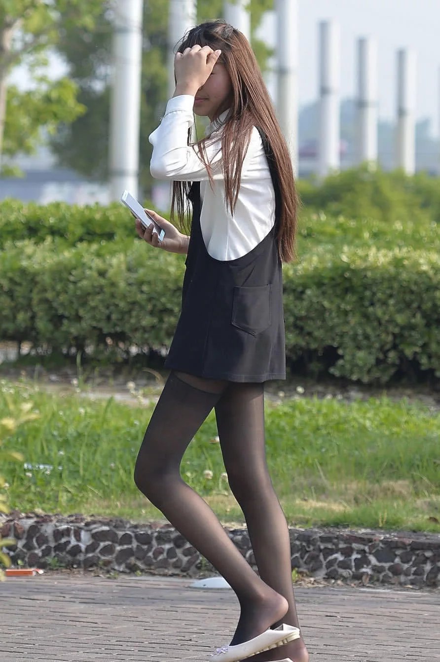 公园玩耍的俏皮大学生，白皙皮肤被黑丝完全抵挡，玩起诱惑丝毫不