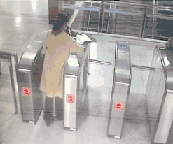  车站■女子手机掉落轨道 车站帮忙拾取 乘客“投喂”口罩以表谢