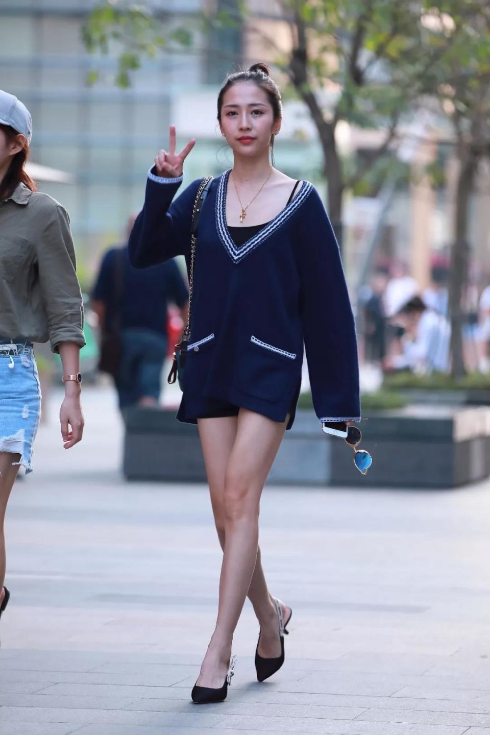 街拍：苗条婀娜大长腿的气质动人的性感美女