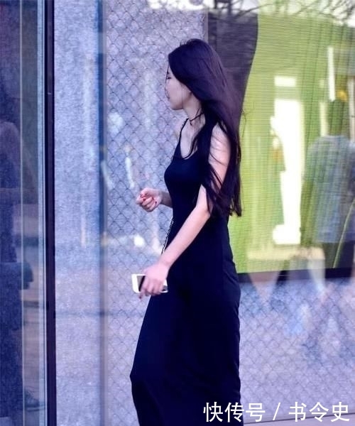  展现：吊带连衣长裙，不用高跟鞋，依旧可以很好的展现姑娘的身材