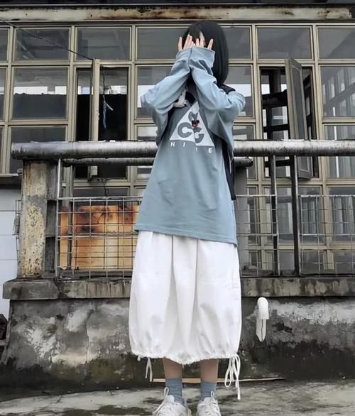  适合腿粗：腿粗女孩别穿牛仔裤了，2020年最遮肉的是“裤裙”，贼潮