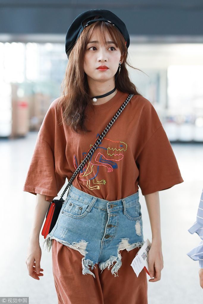黄婷婷超短牛仔裙当腰封潮味十足 戴贝雷帽甜美少女风养眼