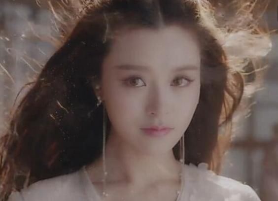 烈焰红唇的秦海璐穿出高级感，接二连三获奖的马伊琍鱼尾裙才迷人