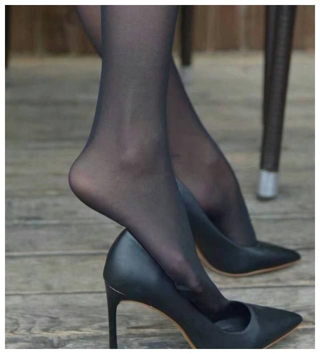 尖头细跟穿起来性感还甜美，方便穿脱，都尽显你的优雅气质