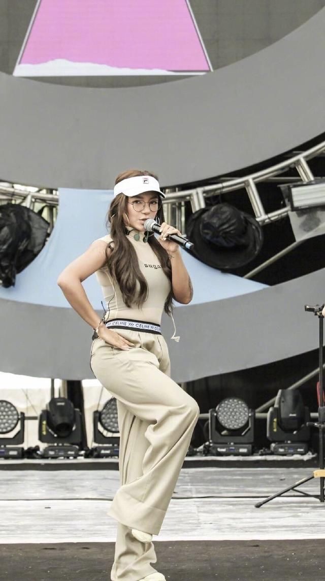 江映蓉健身后堪比整容,现在长得像芭比娃娃