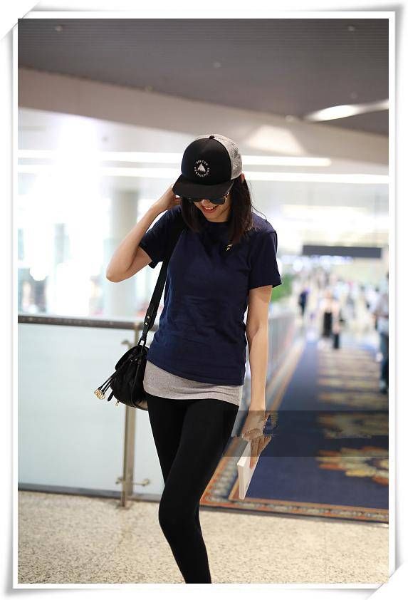 182张梓琳与192惠若琪穿黑色紧身裤，网友:见识到运动员的腿啥样