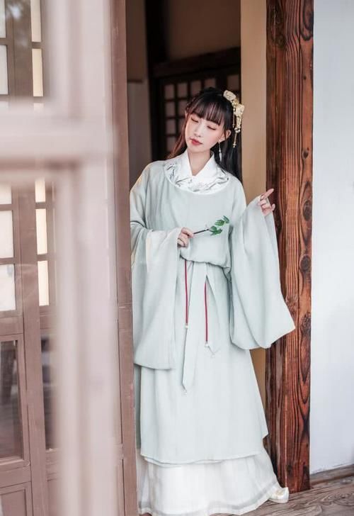 「会给人一」纯色汉服越来越抢风头,有些人就喜欢这样穿,最后一套还防走光