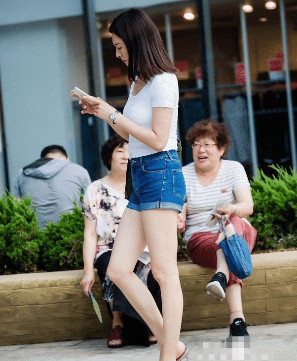 牛仔热裤:街拍:白T、热裤,最简单却最出彩的穿搭方式!