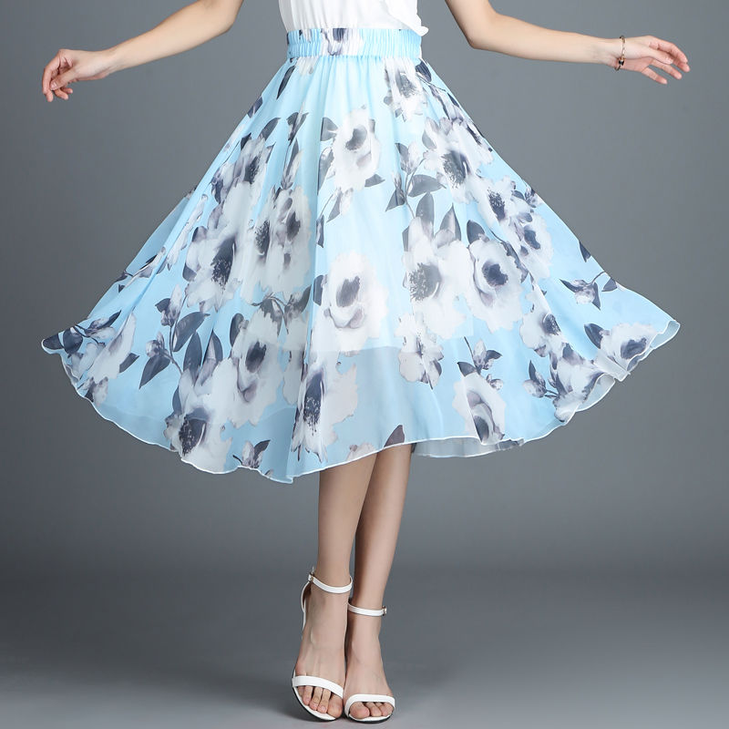 女人30岁多穿“吊带裙”，显瘦显美，优雅大气很是迷人