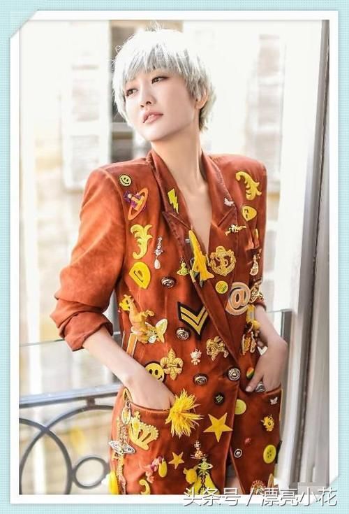 王鸥西装里没穿内搭，也敢只系一颗扣子，网友：这身材迷死多少人