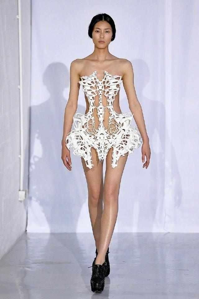 刘雯最大胆T台秀，惊艳“白骨装”压轴，网友：扎人不？