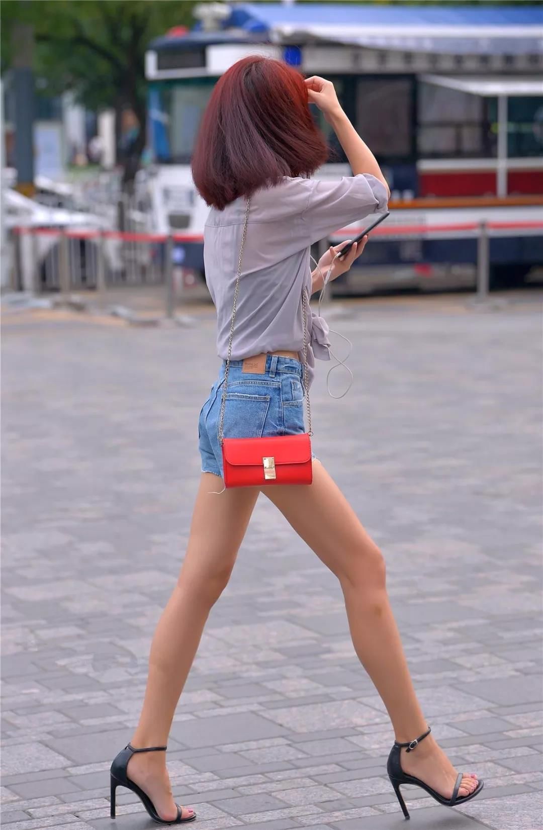 街拍路人，衬衫+牛仔裤+高跟凉鞋的穿搭参考，让你彰显女王气场