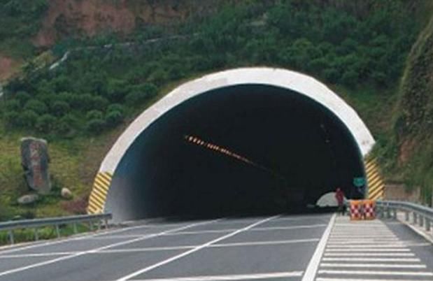  「高速」高速上隧道内禁止超车，那前车太慢怎么办？老司机给出