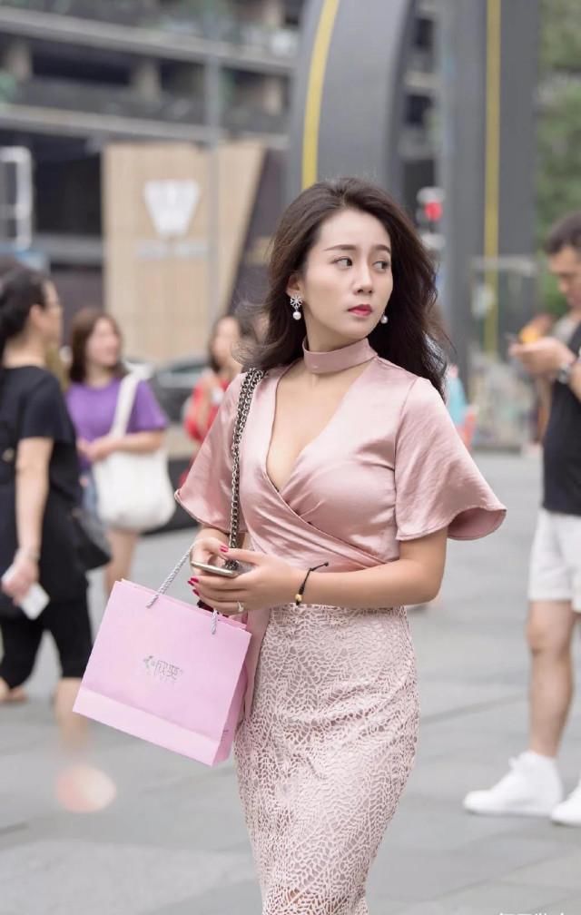 「拥有」深V领紧身包身裙, 拥有实力的人走哪里都自信!