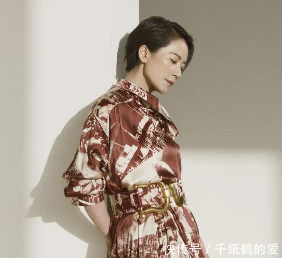 47岁俞飞鸿真会玩，直接拿裙子卷起来当腰带，秀出迷人小蛮腰！