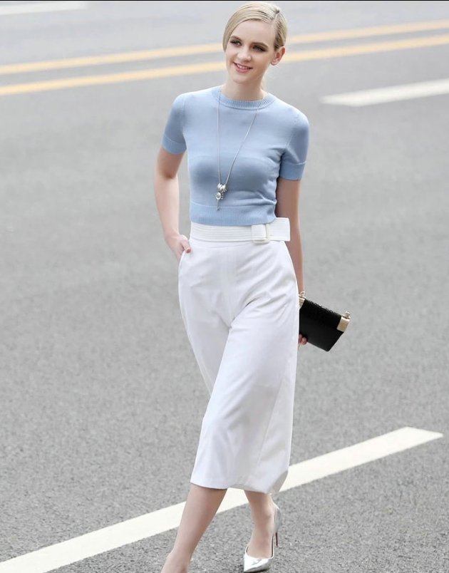 欧美模特与姐妹街头同游，小姐姐们打扮清新笑容甜美