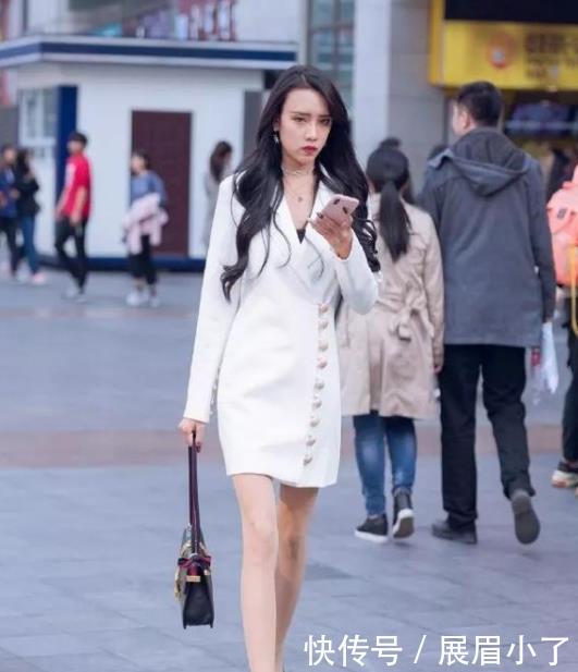  #美女#街拍：天生丽质的美女，一件紫色背心配黑色运动裤，青春活力气质