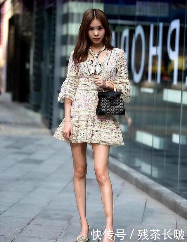  『显得』路人街拍，小姐姐青春洋溢，穿黑色纱裙，看着更加精致