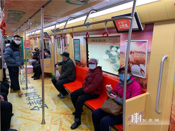 「地铁」哈尔滨地铁乘车秩序井然(组图)