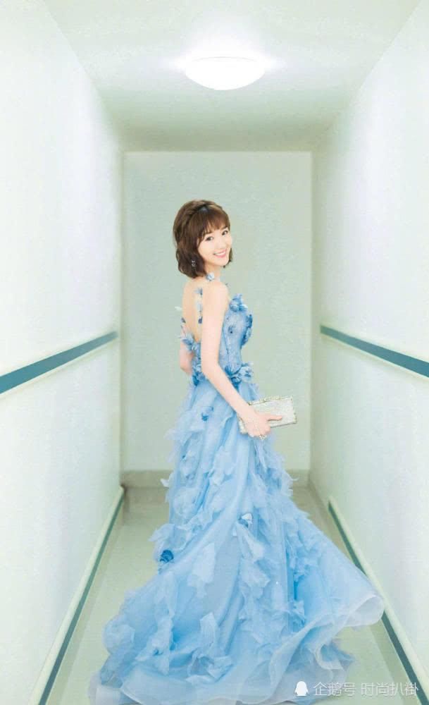 杨幂和迪丽热巴都被比下去了!同穿蓝色礼服,不如毛晓彤好看