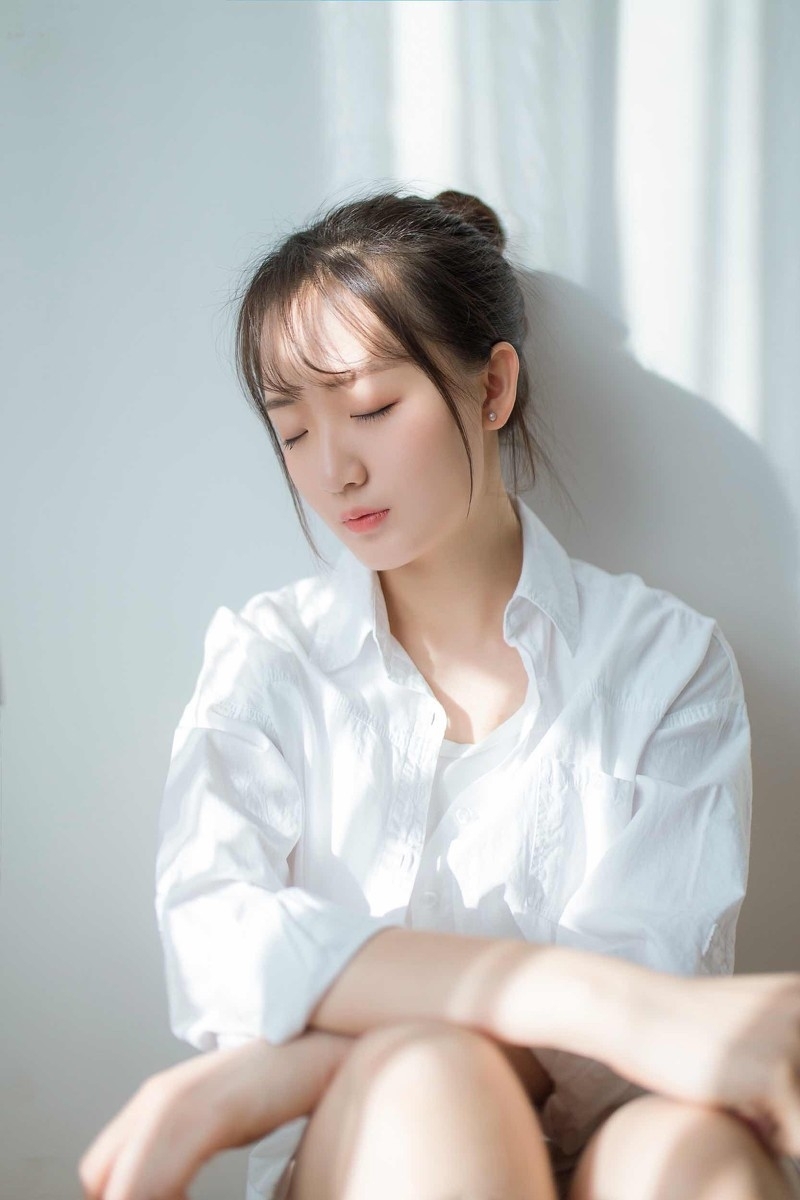 日系白嫩甜美少女香肩美腿小清新写真：我希望爱情可以长长久久