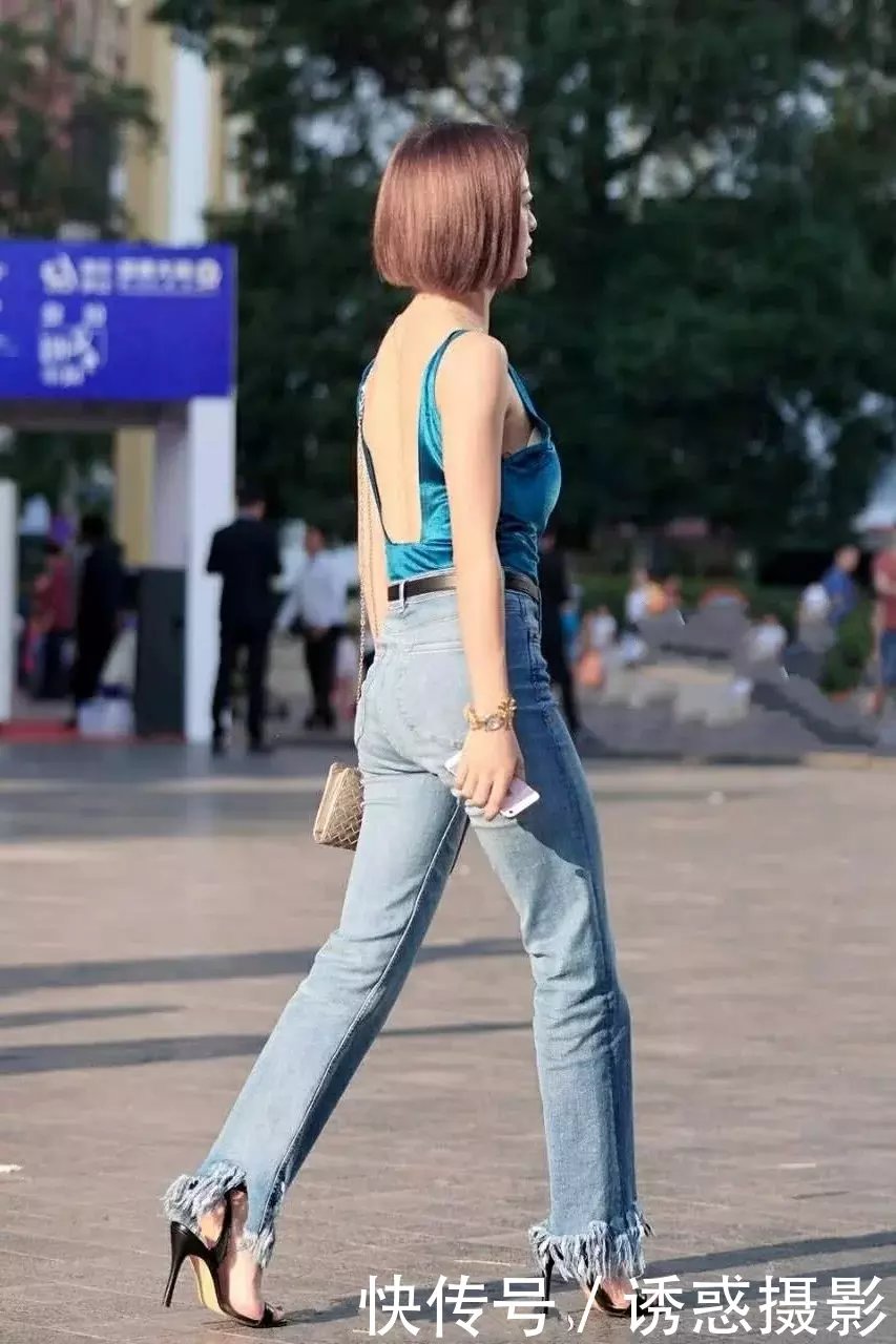 甜美小姐姐这样的服装穿搭很是诱人，紧绷的翘臀给人带来活力