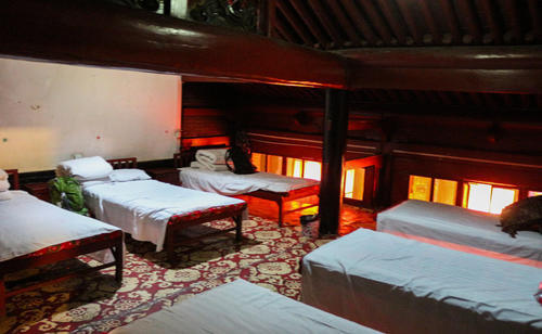 县衙隔壁的四合院，曾供衙役值班休息，如今是一座古色古香的客栈