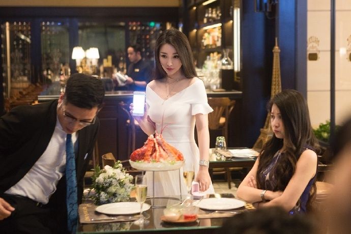 性感女神柳岩，紫色长裙温婉动人