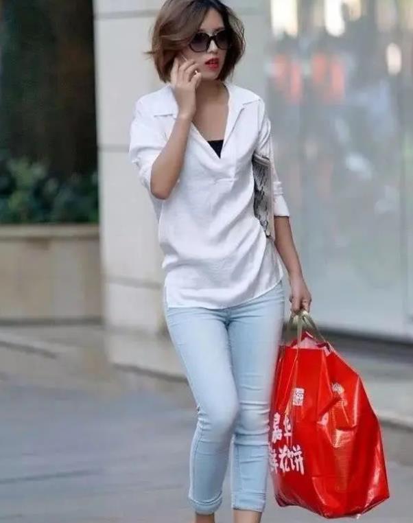 『优雅』街拍:皎若秋月的美女,一件白色上衣配红色半身裙,优雅大方迷人